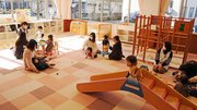 開放的なスペースで幼児を遊ばせる母親ら＝羽島郡岐南町野中、にこにこサロン