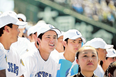 エース柴田選手の熱投を見つめる太田武秀投手＝２１日午前１０時１６分、同