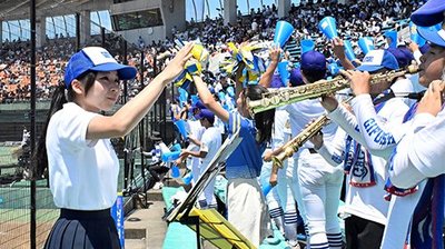 演奏をリードして応援を支える指揮者の原優奈さん（左）
