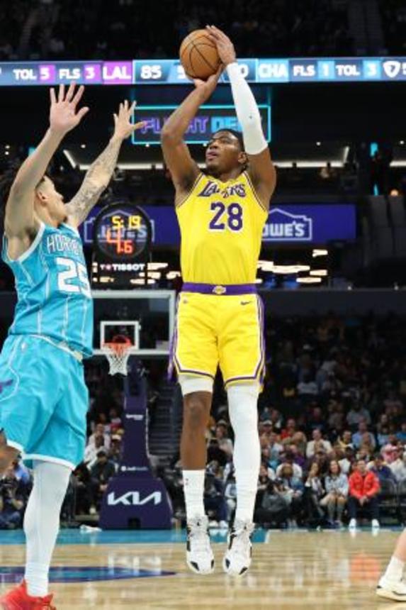 　ホーネッツ戦でシュートを放つレーカーズの八村＝シャーロット（ＮＢＡＥ・ゲッティ＝共同）