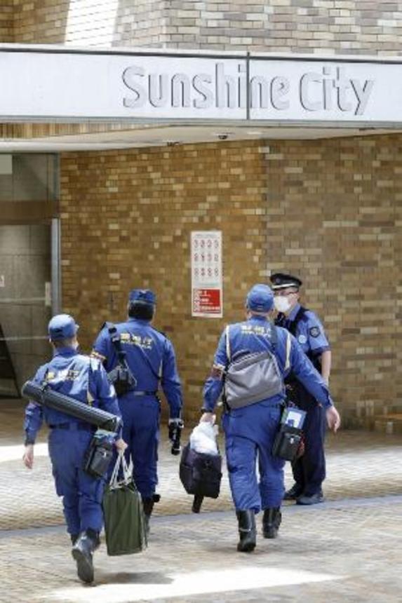 　男性が刺される事件があった現場付近の捜査員＝１日午後、東京都豊島区