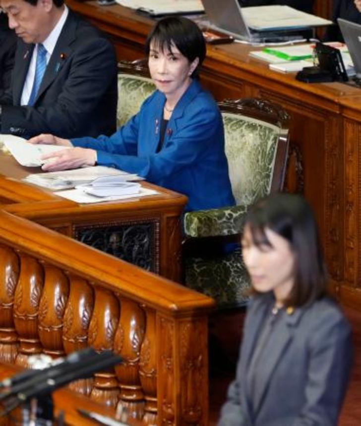 　参院本会議で、立憲民主党の塩村文夏氏（手前）の質問を聞く高市首相＝６日午後