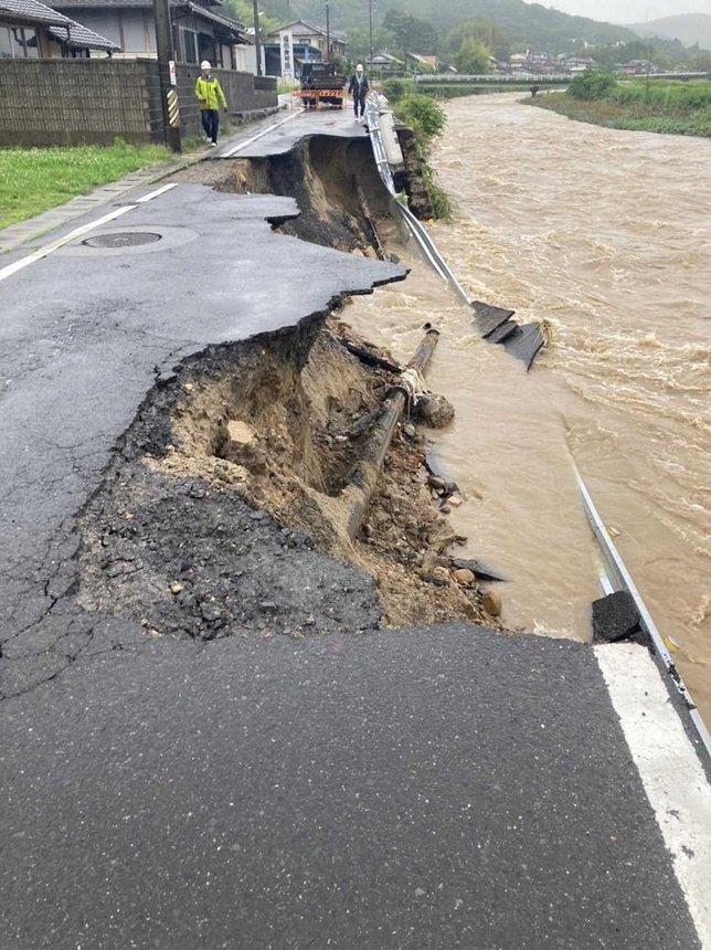 路肩が崩壊した県道「武並土岐多治見線」＝２日午後４時ごろ、瑞浪市釜戸町（県提供）