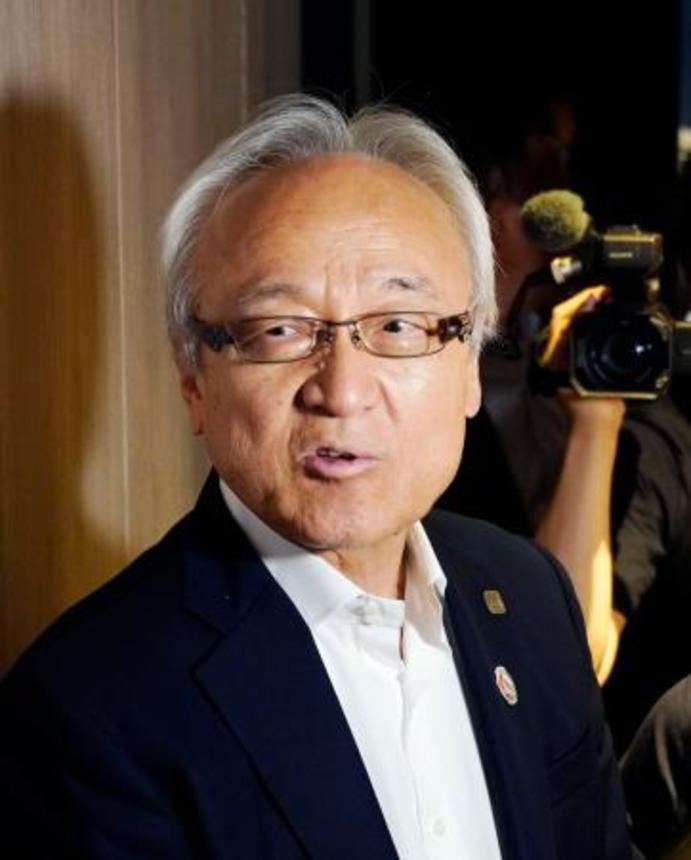 　記者団の取材に応じる福岡県議会の蔵内勇夫議長＝１９日午後、長崎市