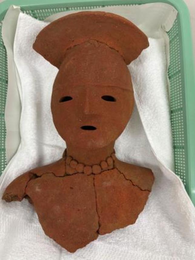 　生出塚遺跡で発掘された「巫女の埴輪」（埼玉県鴻巣市教委提供）