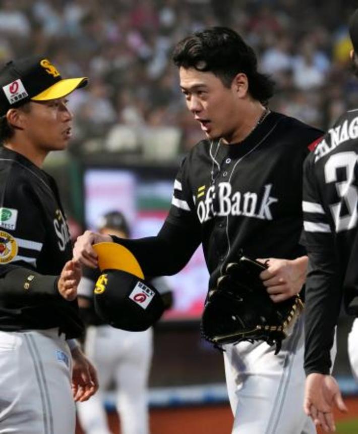 　７回無失点で７勝目を挙げたソフトバンクの上茶谷（右）＝楽天モバイルパーク