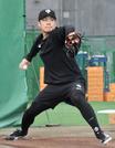 　巨人の主力選手の合同練習が始まり、ブルペン入りし投げ込む則本＝宮崎市