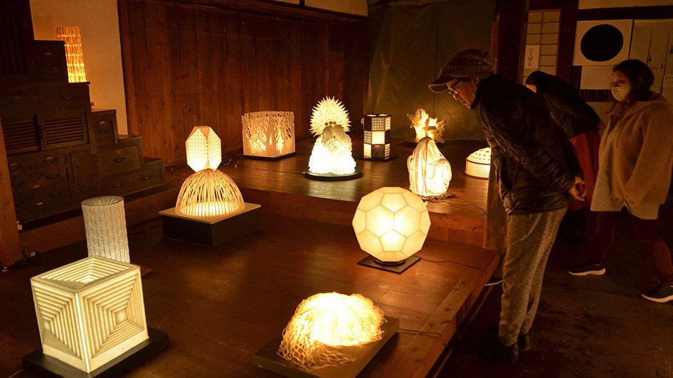 あかりアート入賞作品などが並ぶ会場＝美濃市泉町、吉田工房