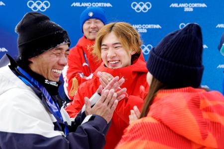 　スノーボード女子スロープスタイルで優勝した深田茉莉（右）を祝福する男子優勝の蘇翊鳴（中央）と佐藤康弘コーチ＝１８日、リビーニョ（共同）