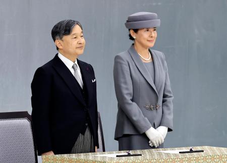 　全国戦没者追悼式に参列された天皇、皇后両陛下＝１５日午前１１時５１分、東京・日本武道館