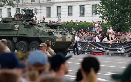 　米ワシントン中心部で行われた軍事パレード＝１４日（共同）