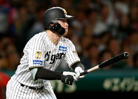 　７回阪神１死二塁、高寺が中前に適時打を放つ＝甲子園