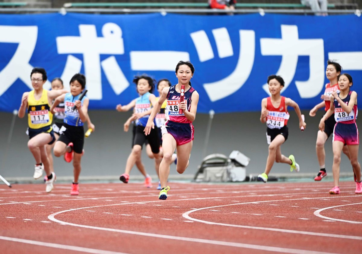 ぎふスポーツカーニバルでバトンをつなぎトラックを駆ける小学生たち＝２９日午前１０時４６分、岐阜市長良福光、ヒマラヤスタジアム岐阜（撮影・堀尚人）