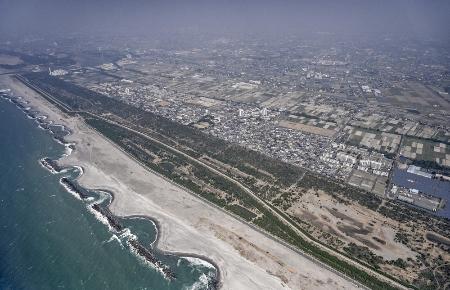　南海トラフ巨大地震による大津波に備え、浜松市沿岸部に整備された防潮堤＝３月