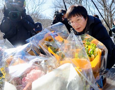 　スキーツアーバス転落事故現場近くの「祈りの碑」に献花する法政大名誉教授の尾木直樹さん＝１２日午前、長野県軽井沢町