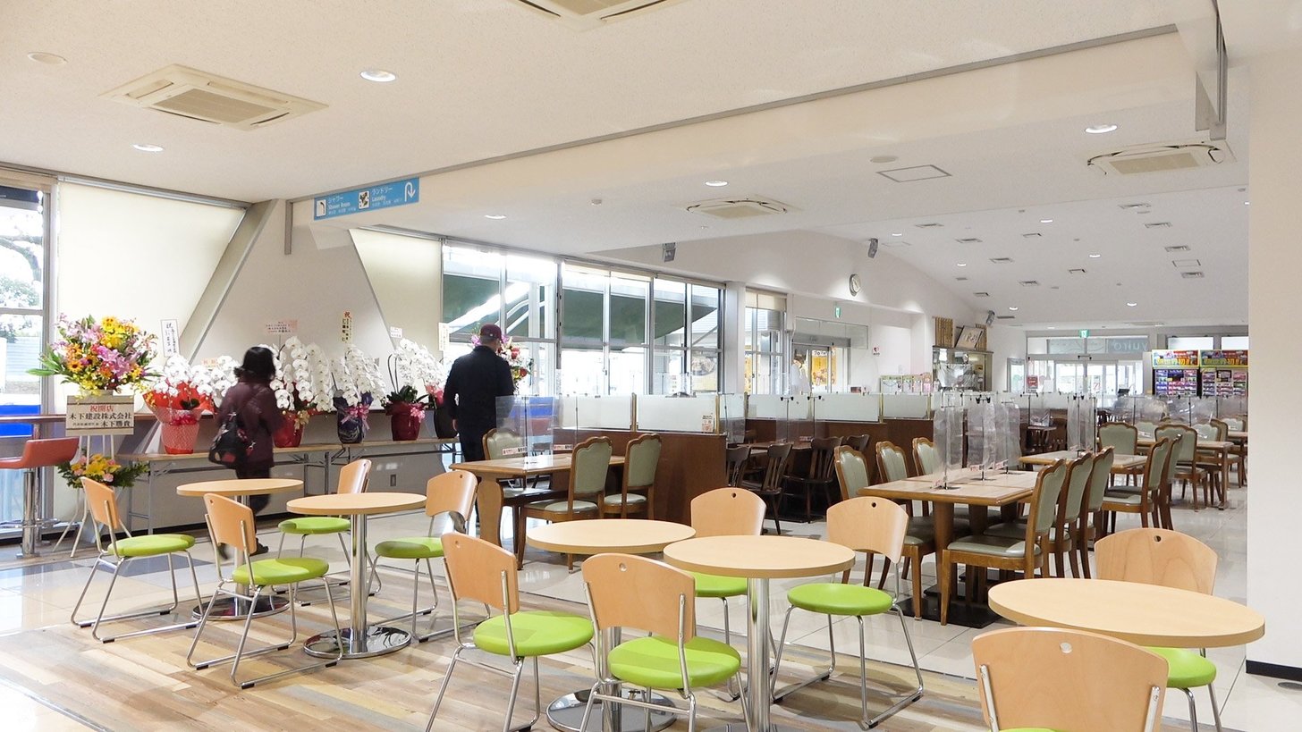 席数を増やしてゆったりくつろげるフードコート＝関市下有知、長良川サービスエリア