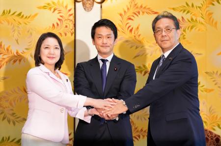 　党首会談を終え、握手する中道改革連合の小川代表（中央）、立憲民主党の水岡代表（右）、公明党の竹谷代表＝２６日午前、国会