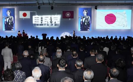 　第９３回自民党大会で行われた国歌斉唱。陸上自衛隊の女性隊員が務めた＝４月１２日、東京都内