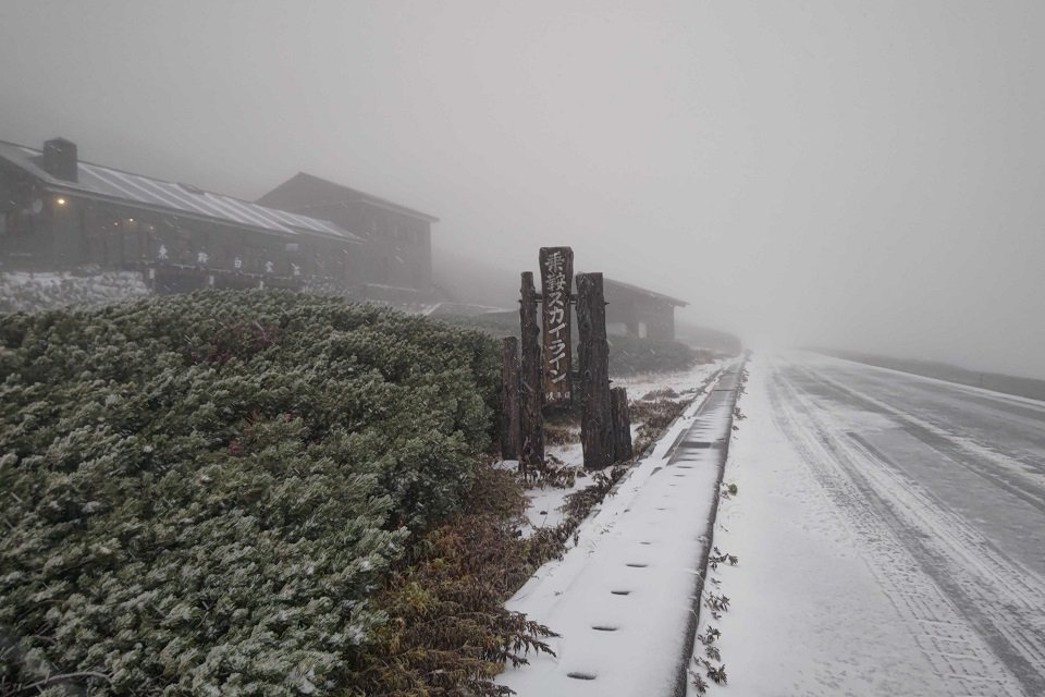 今季初めての積雪が観測された乗鞍岳＝５日午後、高山市丹生川町（乗鞍スカイライン管理事務所提供）