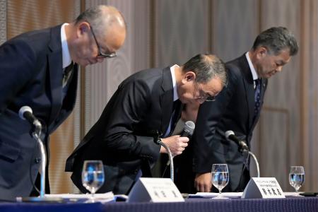 　サイバー攻撃によるシステム障害について謝罪するアサヒグループホールディングスの勝木敦志社長（中央）ら＝２７日午前、東京都千代田区