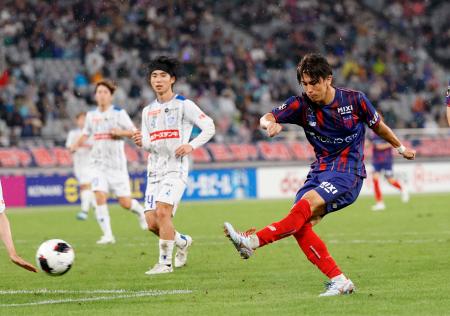 　ＦＣ東京―水戸　後半、チーム３点目のゴールを決めるＦＣ東京・安斎＝味スタ