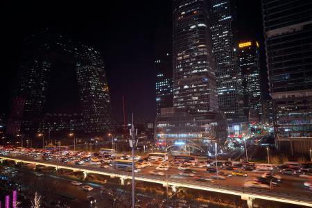 　北京市中心部のビル群と行き交う車両＝２０２５年１２月（共同）