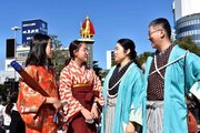 「市内タイムスリップ企画」で時代劇の登場人物になりきり、ぎふ信長まつりの会場を楽しむ家族＝５日午前、岐阜市橋本町、ＪＲ岐阜駅北口信長ゆめ広場