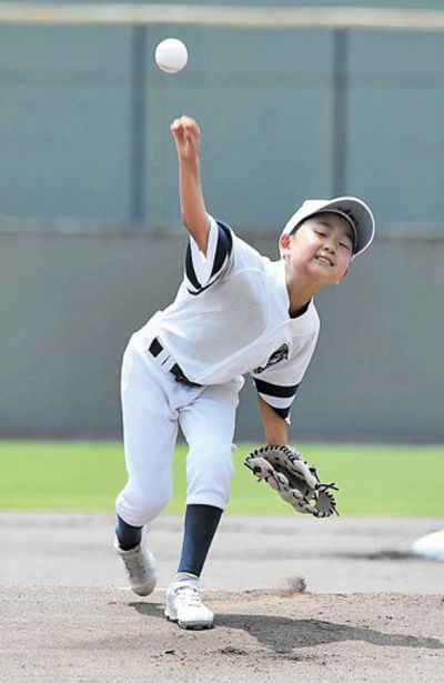 始球式で思い切りボールを投げる加納小４年の江崎貴大さん