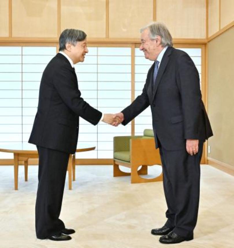 　国連のグテレス事務総長（右）と面会される天皇陛下＝２０日午後、皇居・御所（代表撮影）