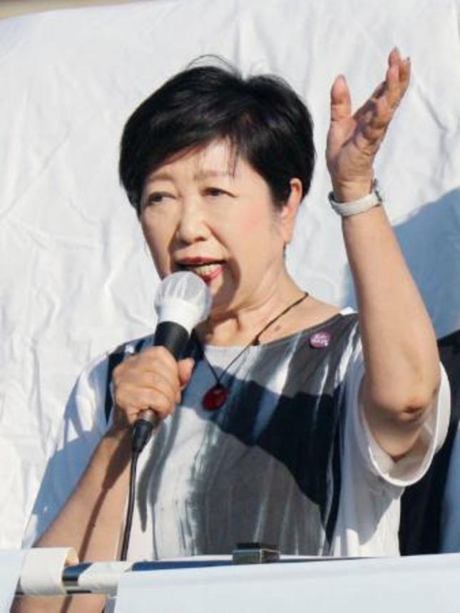 　新潟駅前で演説する東京都の小池百合子知事＝１３日