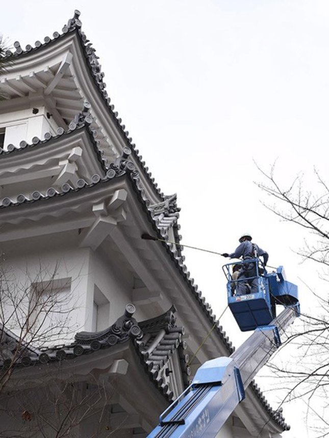 高所作業車を使って１年のほこりを落としたすす払い＝大垣市郭町、大垣城