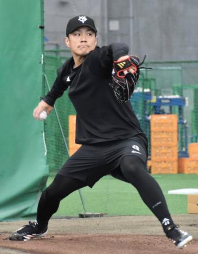 　巨人の主力選手の合同練習が始まり、ブルペン入りし投げ込む則本＝宮崎市