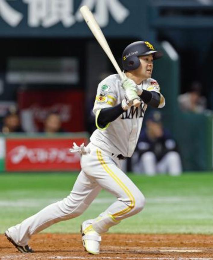 　ソフトバンク９回２死満塁、川瀬が右前に同点となる２点打を放つ＝みずほペイペイドーム