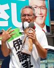 　三重県知事選が告示され、街頭演説する伊藤昌志氏＝２１日午前、近鉄四日市駅前