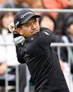 　第１日、１０番でティーショットを放つ石坂友宏。５アンダーで首位＝太平洋クラブ御殿場