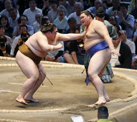 　大の里（右）が押し出しで王鵬に敗れる＝ＩＧアリーナ