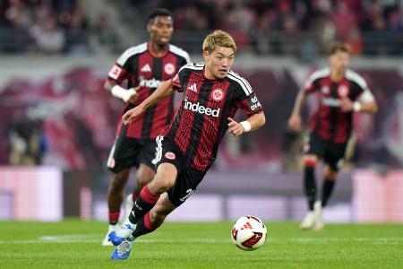 　ライプチヒ戦でドリブルするアイントラハト・フランクフルトの堂安律＝１０日、独ライプチヒ（ゲッティ＝共同）