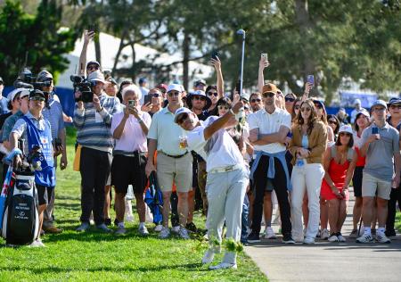 　第３ラウンド、１８番でラフからショットを放つ松山英樹。通算１０アンダーで９位＝トーリーパインズＧＣ（共同）