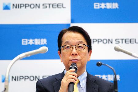 　２０２５年４〜６月期の連結決算が発表され、記者会見する日本製鉄の森高弘副会長＝１日午後、東京都千代田区
