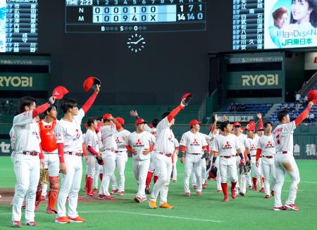 　日本製鉄瀬戸内に勝利し、スタンドの声援に応える三菱重工Ｅａｓｔナイン＝東京ドーム