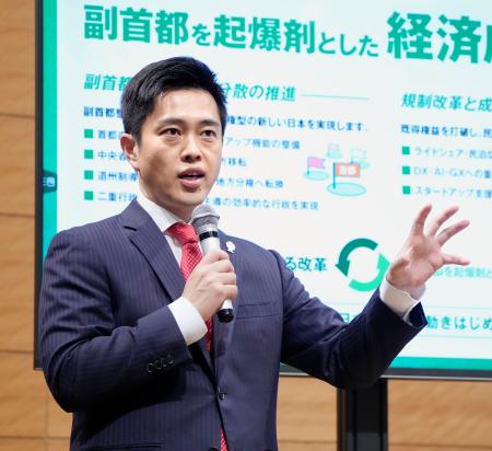 　記者会見で参院選の公約を発表する日本維新の会の吉村代表＝３０日午後、国会
