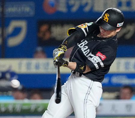 　３回ソフトバンク２死一塁、近藤が右越えに２ランを放つ＝ＺＯＺＯマリン