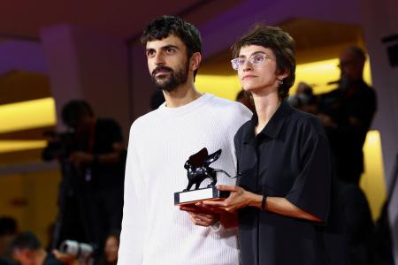 　「ナザ」の監督を務めたラヘル・ショールさん（右）とユバル・アブラハムさん＝９月１２日、イタリア・ベネチア（ロイター＝共同）