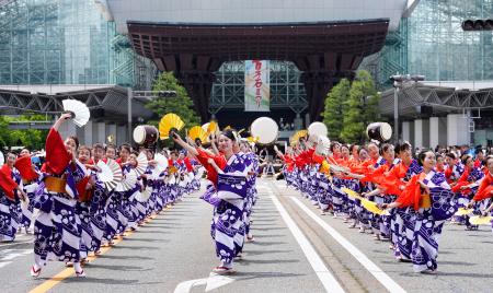 　金沢市の「百万石まつり」で、百万石音頭を踊る着物姿の女性たち＝７日午後
