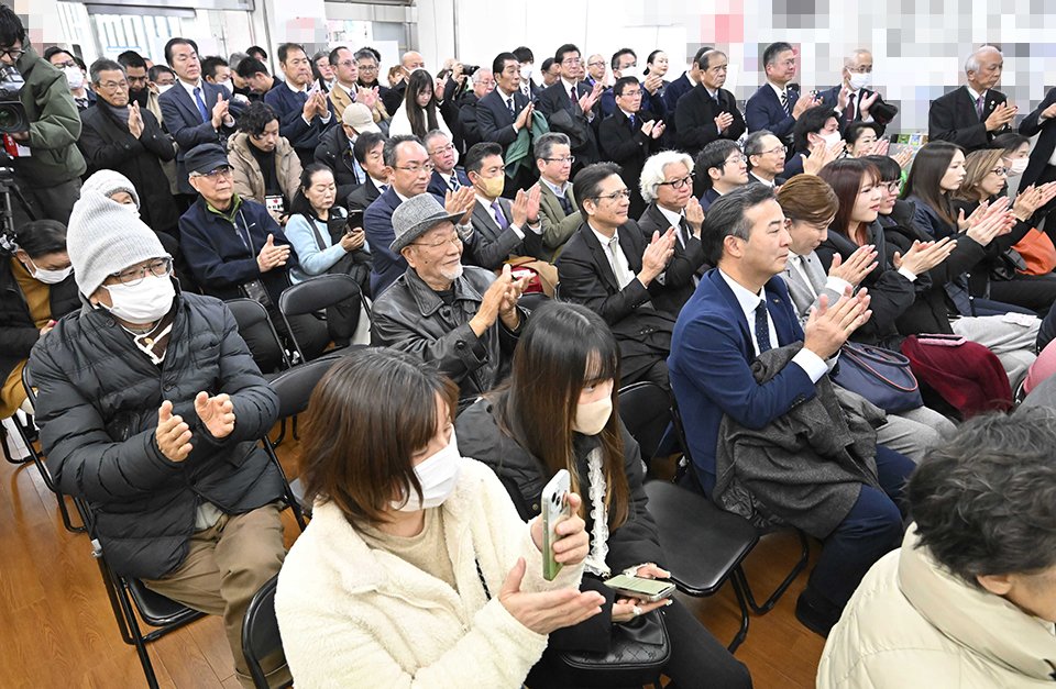 衆院選が公示され、立候補者の第一声に拍手を送る支持者たち＝２７日午前９時５１分、岐阜市内（撮影・堀尚人）