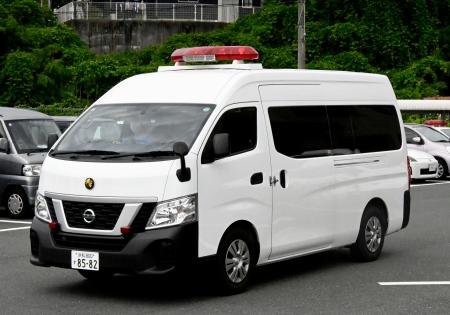 　送検のため浜松中央署を出る榑林亜樹也容疑者を乗せた車＝４日午前９時１７分