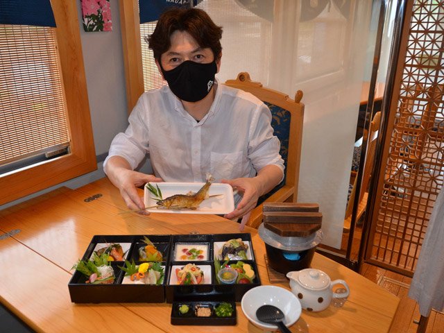鮎料理列車で振る舞われる鮎釜飯などの料理＝関市元重町、長良川鉄道