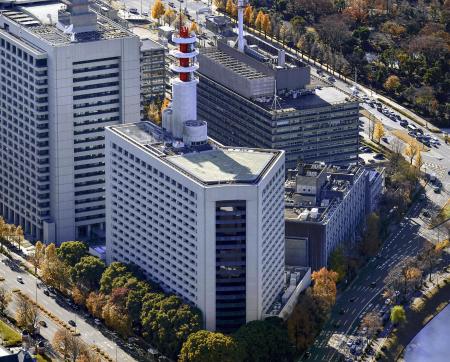 　警視庁（手前）＝東京都千代田区