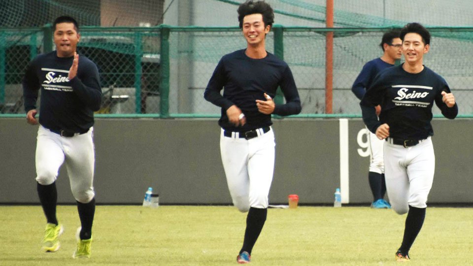 チームメートと練習に励む林優樹（右）＝西濃運輸