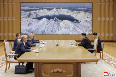 　ロシアのショイグ安全保障会議書記（左から３人目）と会談する北朝鮮の金正恩朝鮮労働党総書記（右から２人目）＝１７日、平壌（朝鮮中央通信＝共同）